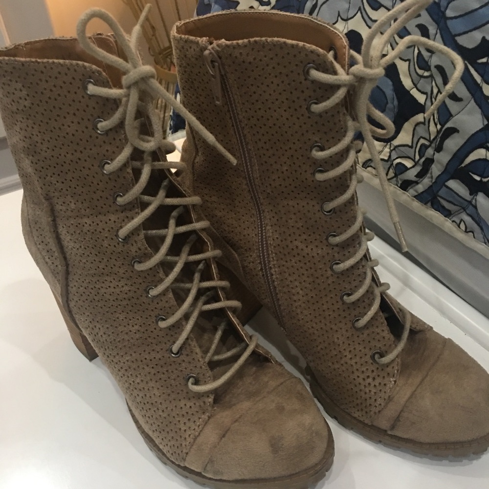 Woman’s boots beige size 8 1/2